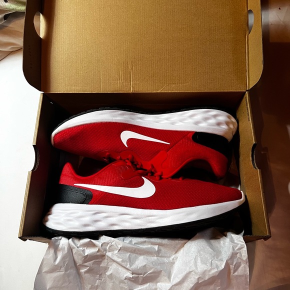 Nike Revolution shoes - Picture 3 of 5